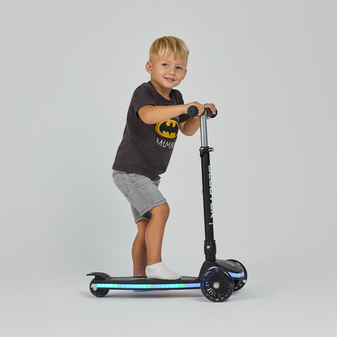 Hulajnoga balansowa LED Scooter z trzema kołami, hamulcem nożnym i regulowaną kierownicą