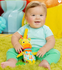 Dziecko bawiące się zawieszką Bright Starts Pull Play and Boogie Żyrafa