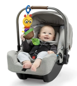 Zawieszka Baby Einstein Cal-a-Puller przymocowana do fotelika