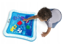 Dziecko bawiące się matą wodną Baby Einstein Opus’s Ocean of Discovery