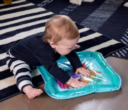 Dziecko bawiące się matą Baby Einstein Sensory Splash