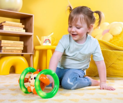 Dziecko bawiące się małpką Bright Starts Roll and Glow Monkey