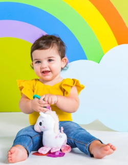 Dziecko bawiące się zawieszką Bright Starts Sparkle and Shine Unicorn