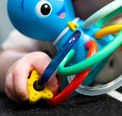Dziecko chwytające pierścienie gryzaka Baby Einstein Opus