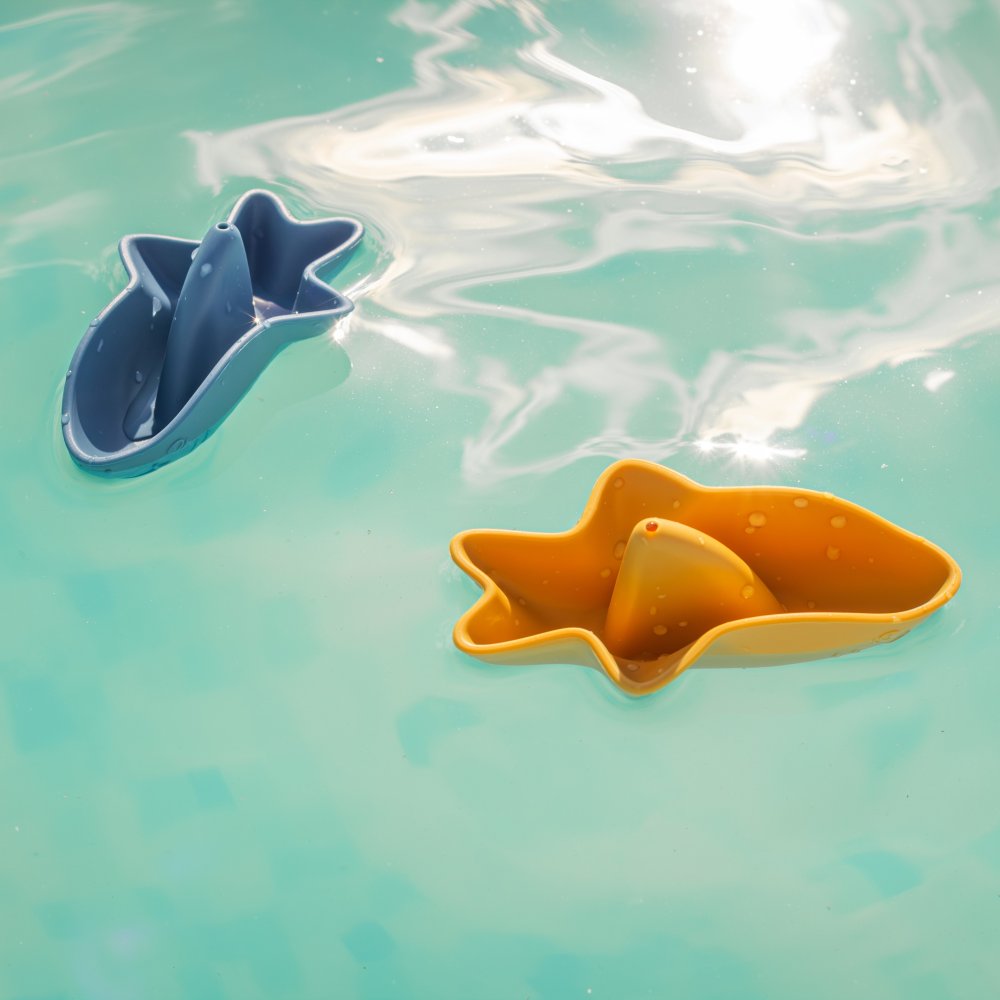 Silikonowe rekiny Petite&Mars Sharks w wodzie