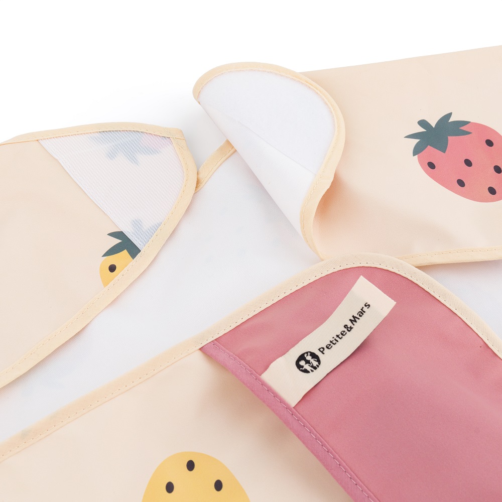 Detal materiału i wykończenia śliniaka Petite&Mars Ben Beige Strawberries