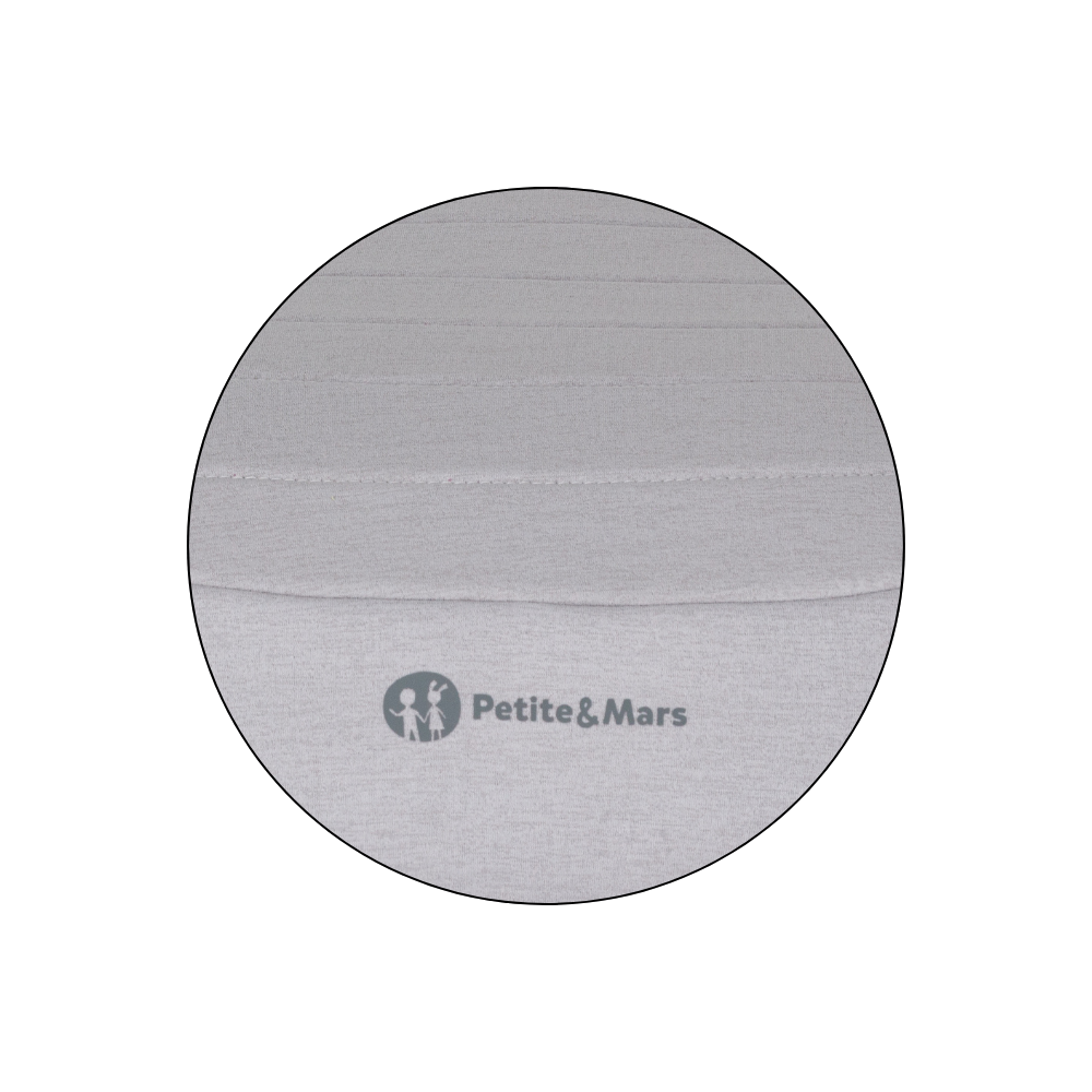Detal tapicerki i logo Petite&Mars Zuno