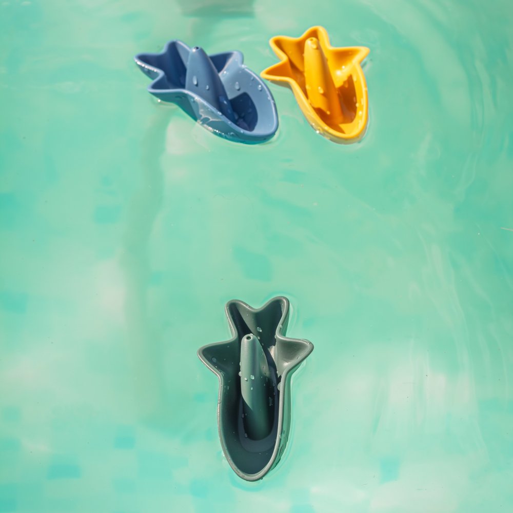 Dziecko bawiące się rekinami Petite&Mars Sharks podczas kąpieli