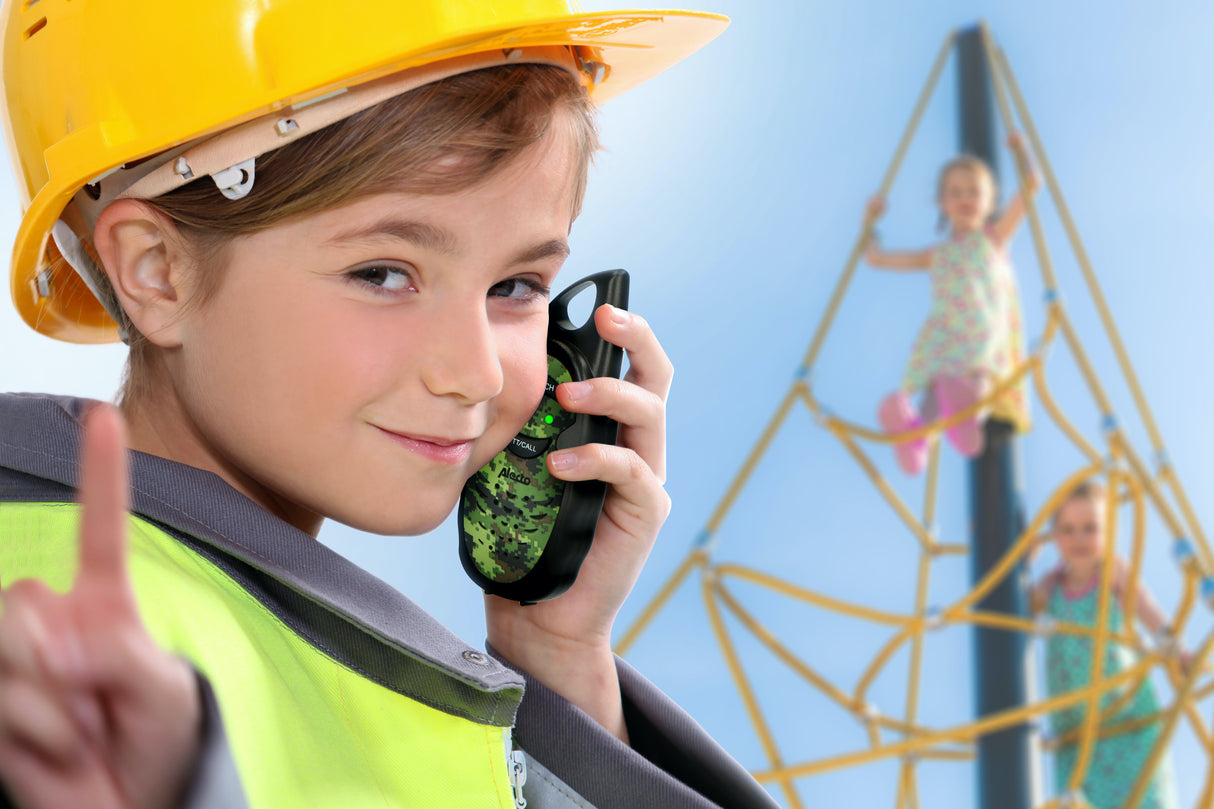 Radiotelefon Alecto FR05CAMO przypięty do ubrania podczas zabawy