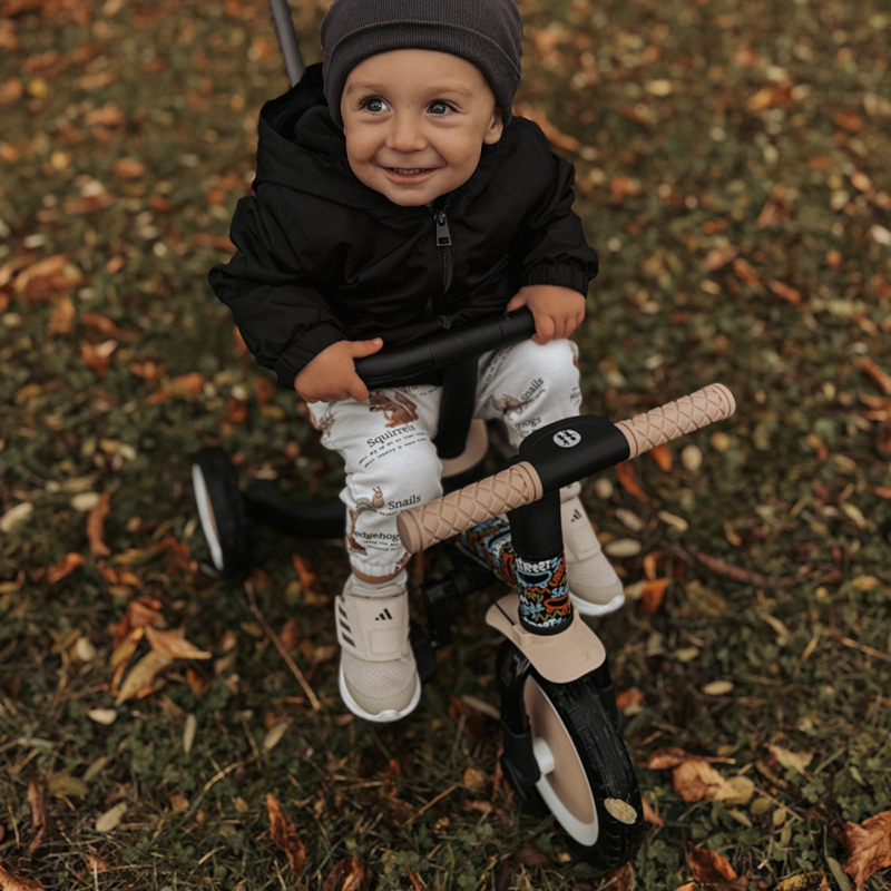 Dziecko na rowerku Petite&Mars Turbo 5w1 City Beat