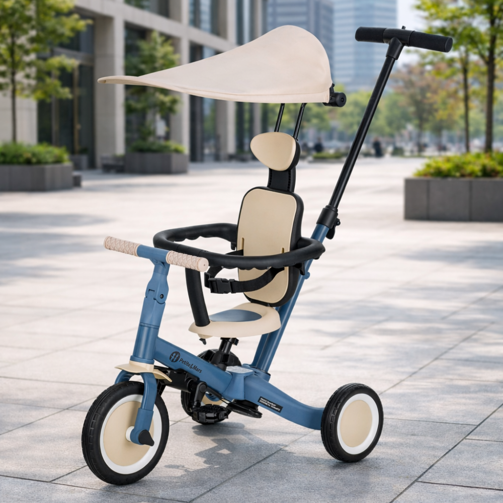 Rowerek Petite&Mars Turbo Plus Ocean Blue na spacerze