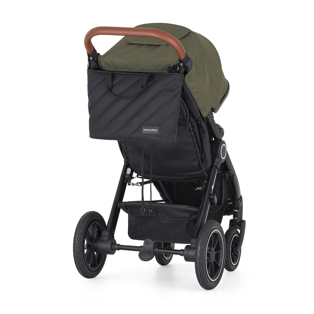 Torba Petite&Mars Mia Absolute Black zamocowana na wózku