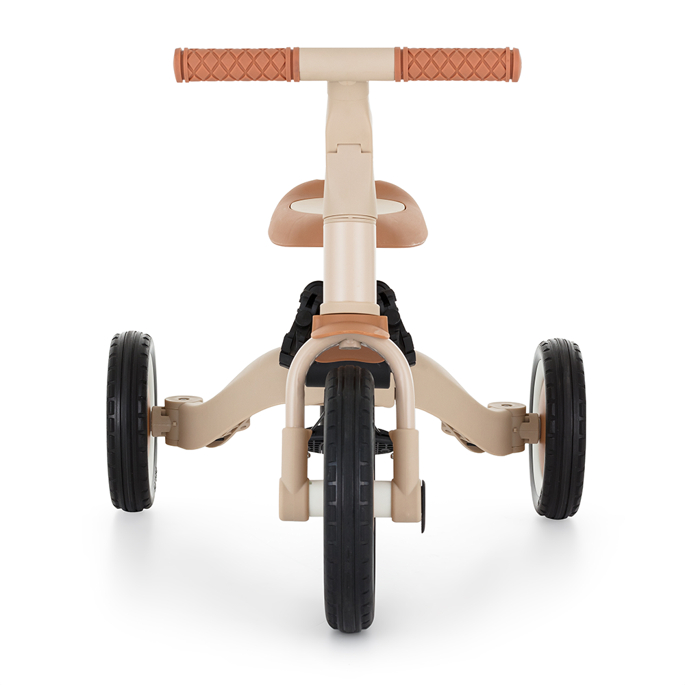 Rowerek Petite&Mars Turbo Desert Sand widziany z przodu