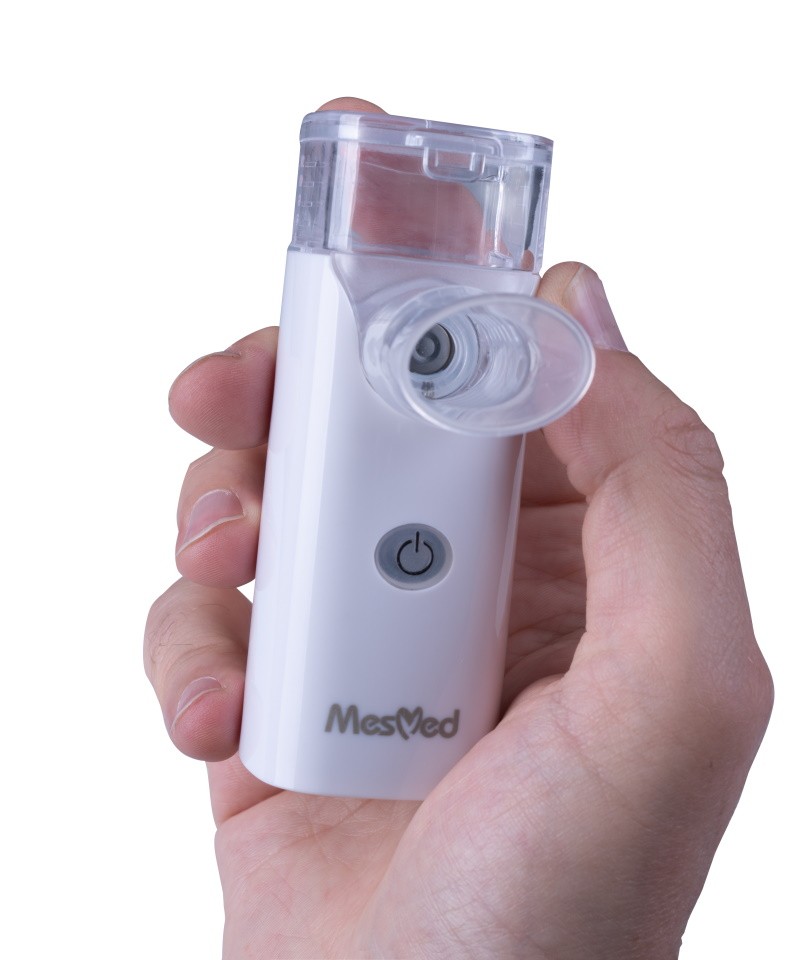 Przenośny inhalator MesMed Spiro Mesh trzymany w dłoni