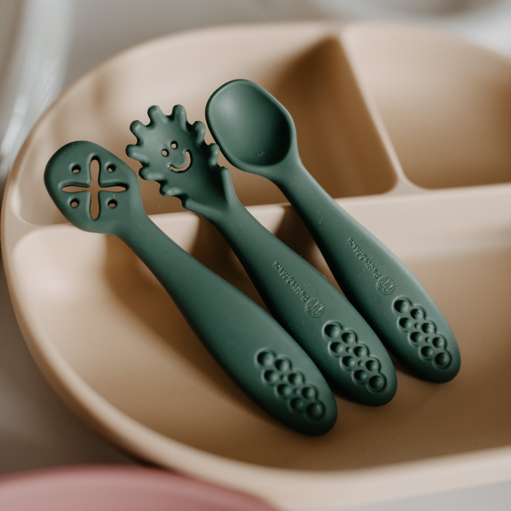 Trzy różne końcówki łyżeczek treningowych Petite&Mars TAKE&MATCH
