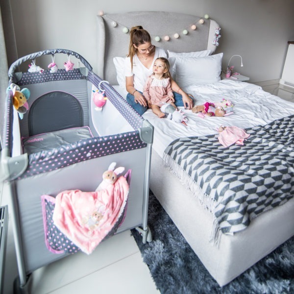 Dziecko bawiące się owieczką Babyono Sweet Lambie