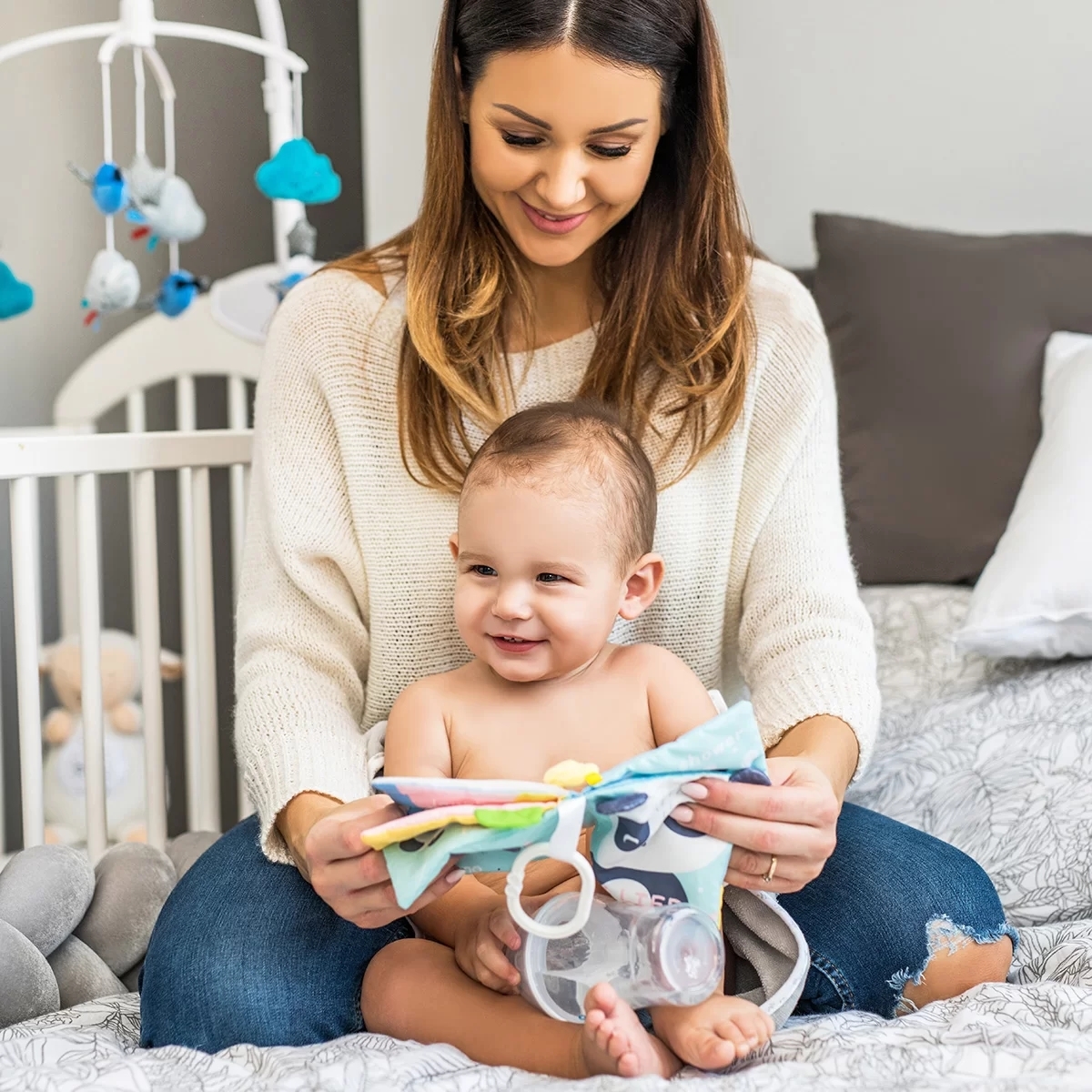 Dziecko bawiące się książeczką Babyono My Life