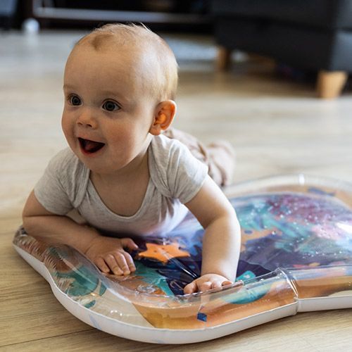 Niemowlę bawiące się na wodnej macie Babyono