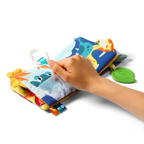 Dziecko bawiące się książeczką Babyono Forest Trip