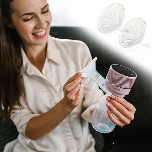 Kompaktowy laktator Babyono Pico w dłoni