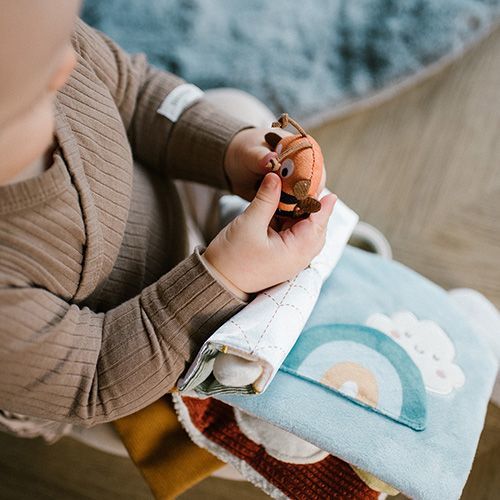 Dziecko z książeczką Babyono Nature