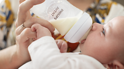 Karmienie butelką Philips Avent Natural Response w rytmie dziecka